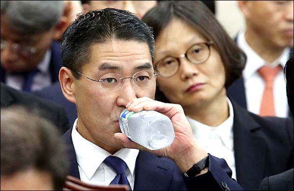 존 리 구글코리아 대표가 지난 10월 국회에서 열린 국회 과학기술정보방송통신위원회의 종합 국정감사에서 증인으로 출석해 물을 마시고 있다. ⓒ데일리안포토
