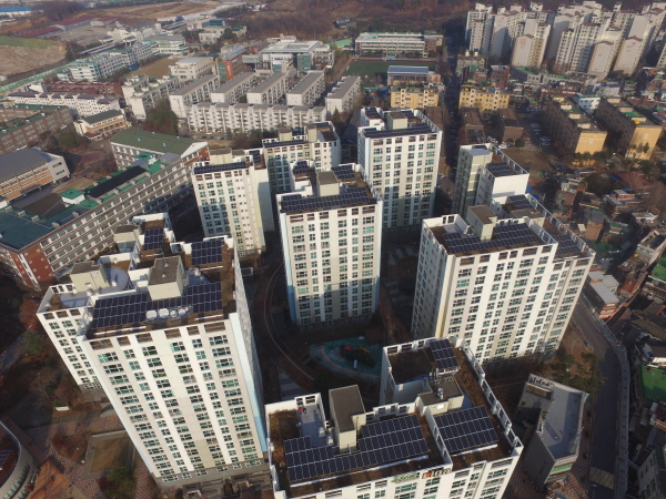 주택 태양광 대여사업으로 한화큐셀 큐피크 모듈을 설치한 서울시 중랑구 망우동 중랑숲리가 아파트. [사진=한화큐셀]