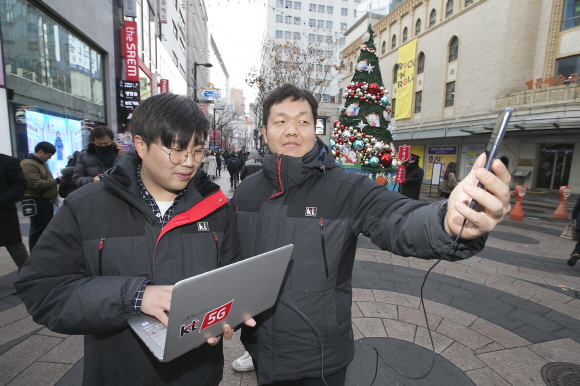 KT 직원들이 서울 중구 명동 거리에서 네트워크 품질을 점검하고 있다.ⓒKT
