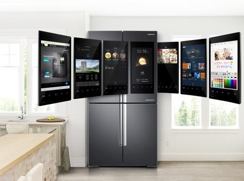 음성인식과 IoT 기능을 통해 필요한 요리법을 찾고 식자재를 주문할 수 있도록 한 삼성전자 '패밀리허브' 냉장고. ⓒ삼성전자