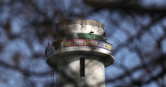 파인텍 노동자들이 농성중인 서울 열병합발전소 굴뚝.ⓒ연합뉴스
