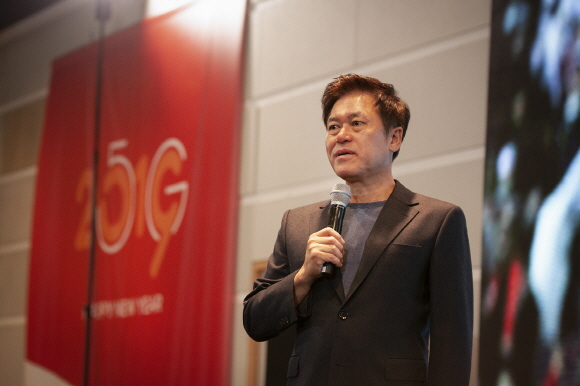 박정호 SK텔레콤 사장은 2일 을지로 본사에서 열린 '2019 SK ICT Family Vision Concert' 신년회에서 5G 시대를 선도하자는 새해 목표를 밝혔다.ⓒSK텔레콤