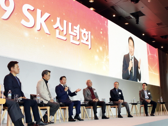 최태원 SK그룹 회장이 2일 서울 광장동 워커힐 호텔에서 열린 신년회에서 행복을 주제로 주요 관계사 CEO들의 대담이 진행된 뒤 마무리 발언을 하고 있다.