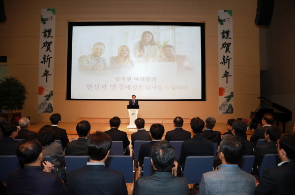 지난 2일 수원 '삼성 디지털 시티'에서 열린 삼성전자 시무식에서 김기남 대표이사 부회장이 임직원들을 대상으로 신년사를 하고 있다.ⓒ삼성전자