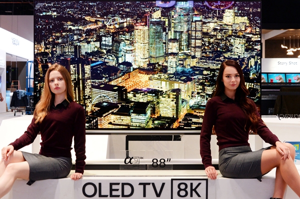 8일부터 미국 라스베이거스에서 열린 CES 2019 전시회에서 모델들이 세계 최초 8K 해상도를 구현한 LG전자 88인치 올레드 TV를 소개하고 있다. ⓒLG전자