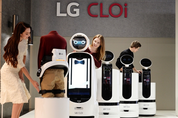 8일부터 미국 라스베이거스에서 열리는 CES 2019 전시회에서 모델들이 다양한 'LG 클로이' 로봇 제품들을 소개하고 있다. ⓒLG전자