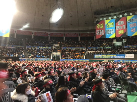 국민은행 노동조합이 7일 저녁 서울 잠실학생체육관에서 총파업 전야제를 열었다. 전국 각지에서 참석한 수천 명의 조합원이 구호를 외치고 있다.ⓒEBN