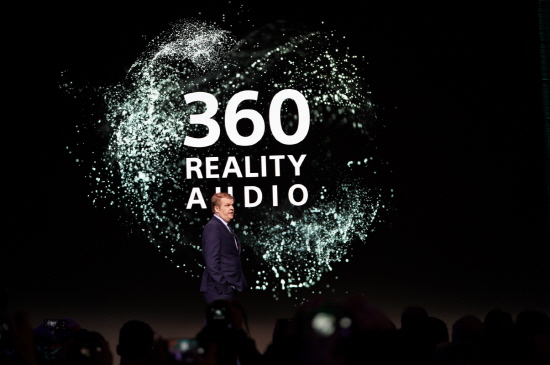 소니 프레스 컨퍼런스에서 롭 스트링어 소니뮤직엔터테인먼트 CEO가 '360 리얼리티 오디오'를 소개하는 모습