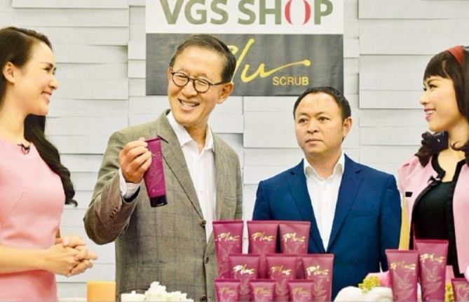 허창수 GS 회장(왼쪽 두 번째)이 2015년 10월 13일 베트남 VGS숍 스튜디오를 방문해 이곳에서 판매 중인 한국 중소기업의 생활용품을 들어보이고 있다.[사진=GS그룹]