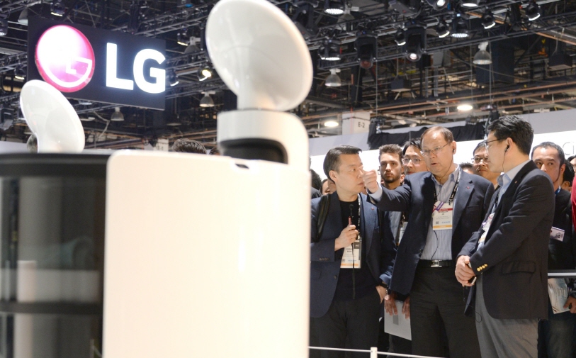 조성진 LG전자 부회장이 CES 2019에서 'LG 클로이' 로봇 제품들을 살펴보고 있다.ⓒLG전자 
