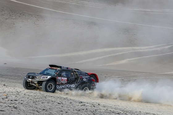 지옥의 레이스로 불리는 '다카르 랠리(Dakar Rally)'에 참가한 렉스턴 랠리카 ⓒ쌍용차