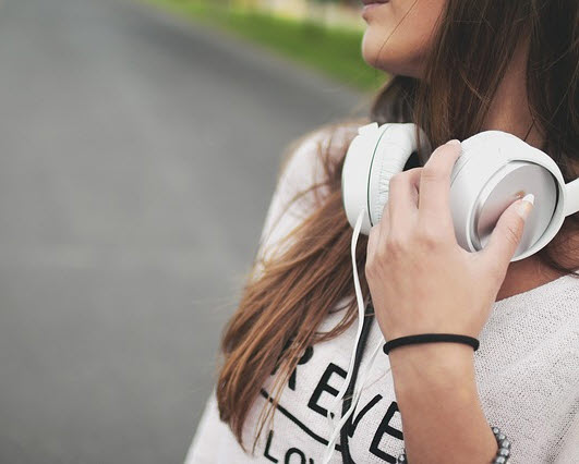 한 조사결과에 따르면 젊은 층인 10대와 20대는 활동시간 중 '3분의 1 정도'를 이어폰이나 헤드폰을 착용하는 것으로 알려졌다. ⓒEBN