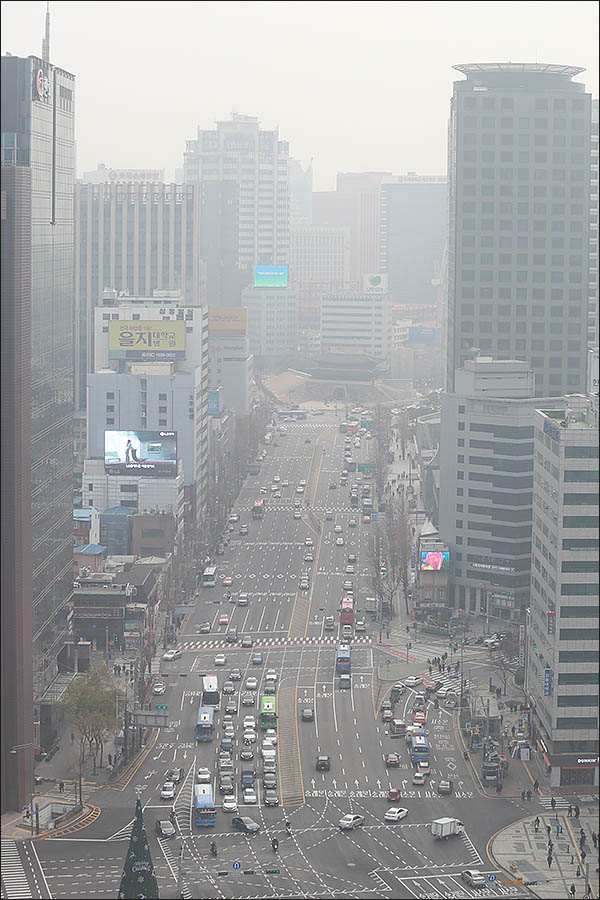 서울지역 미세먼지 농도가 '나쁨'을 나타낸 12일 오전 서울시내 하늘이 미세먼지로 뿌옇다.ⓒ데일리안