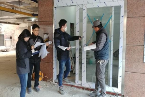서울주택도시공사 지원들이 매입임대주택 마감현장을 찾아 품질을 점검하고 있다. ⓒ연합뉴스