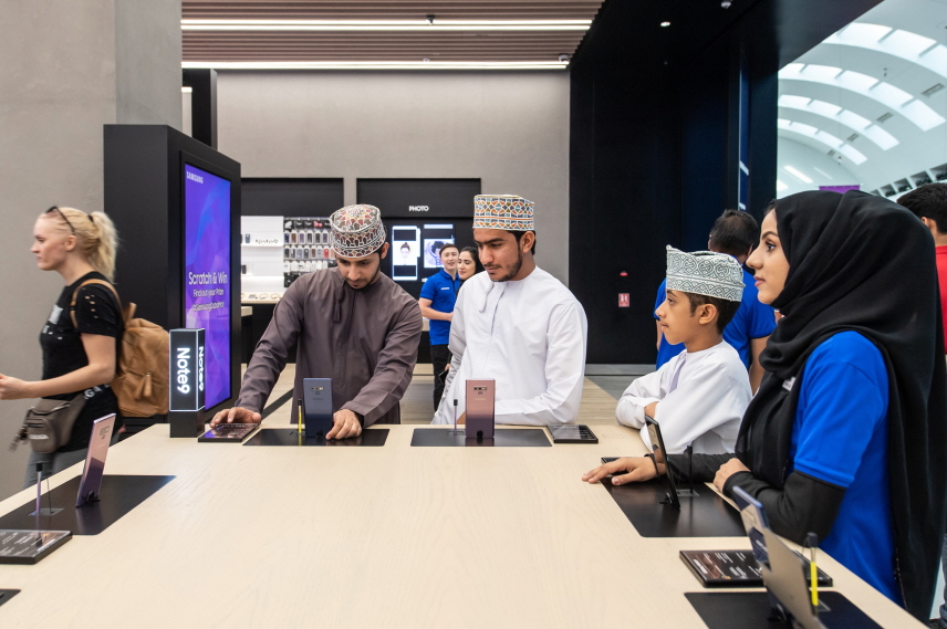삼성전자가 15일(현지시간) 아랍에미레이트(UAE) 두바이의 세계 최대 쇼핑몰인 두바이몰에 '삼성 익스피리언스 스토어'를 오픈했다.ⓒ삼성전자 