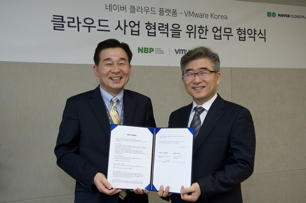 김태창 NBP 클라우드 사업 본부장(왼쪽)과 전인호 VM웨어코리아 사장이 이 업무제휴 협약을 체결하고 기념사진을 찍고 있다. ⓒ네이버