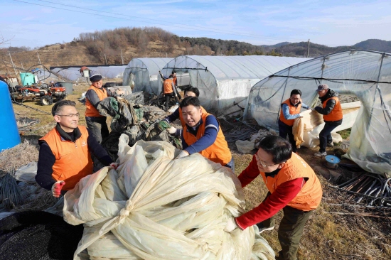 16일 충남 청양군 아산리 마을에서 진행된 '2019 봉사활동'에 참여한 한화그룹 신임 임원들이 비닐하우스 정리 및 정비 활동을 하고 있다.