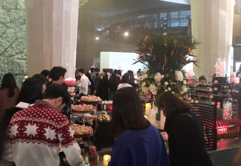 서울 광진구 워커힐 호텔에서 진행되고 있는 '2019 베리 베리 스트로우베리' 딸기뷔페 행사에 손님들로 가득차 있다. ⓒEBN