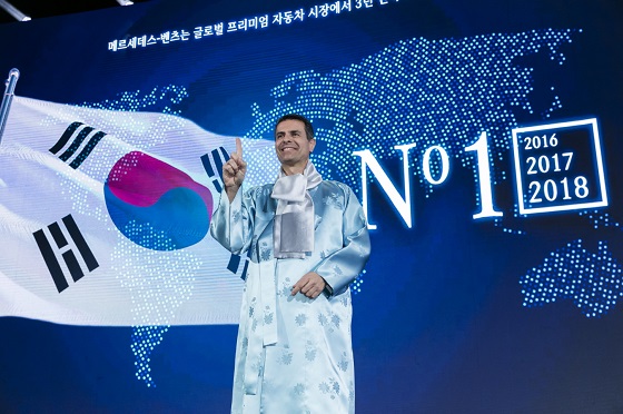 디미트리스 실라키스 사장이 17일 서울 신라호텔에서 열린 신년 기자간담회에서 한복을 입고 인사하고 있다. ⓒ벤츠코리아