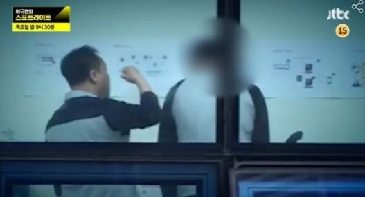 송명빈 대표의 직원 폭행 의혹과 관련해 한 방송이 집중 보도해 이목을 끈다. ⓒ JTBC