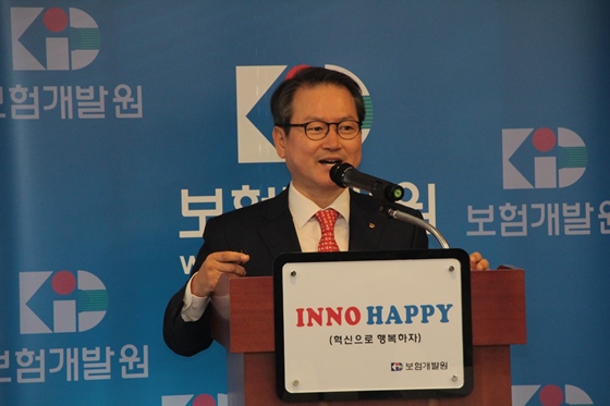 성대규 보험개발원장이 23일 서울 여의도에서 신년 기자간담회를 열고 발표하고 있다.ⓒ보험개발원