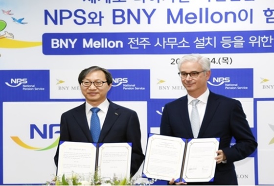 국민연금공단은 24일 공단 본부에서 세계 수탁자산 규모 1위 은행인 뉴욕멜론은행(BNY Mellon)과 글로벌 최고 수준의 해외투자 자산관리를 위한 업무협약을 체결했다고 밝혔다.ⓒ국민연금