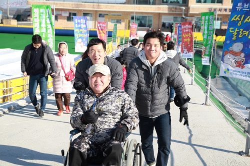 경기도 김포시 소재 한 썰매장에서 겨울 나들이 봉사활동을 진행한 뒤 기념촬영을 하고 있다. ⓒJW그룹