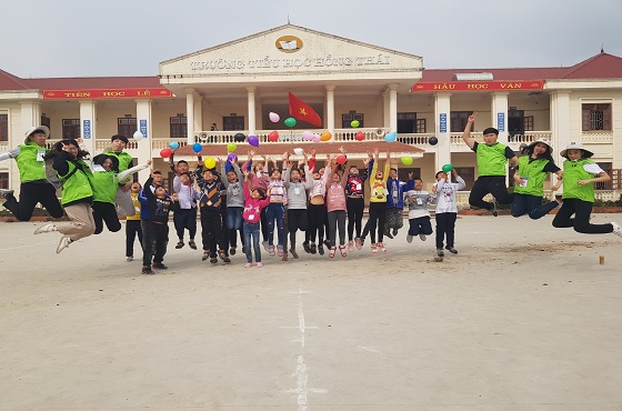 베트남 파견중인 LS 대학생해외봉사단 23기 단원들이 22일 베트남 하이퐁시에서 현지 초등학생들과 함께 기념촬영을 하고 있다.ⓒLS그룹