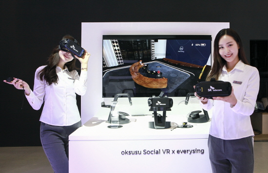 SK텔레콤 전시 부스에서 모델들이 '옥수수 소셜(oksusu Social) VR'을 체험하는 모습