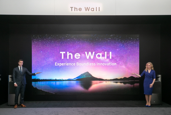 삼성전자 모델들이 2019년형 '더 월' 292인치(8K)를 소개하고 있다.ⓒ삼성전자