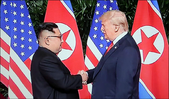 도널드 트럼프 미국 대통령과 김정은 북한 국무위원장이 지난해 6월 12일 싱가포르 카펠라 호텔에서 역사적인 첫 북미정상회담에 앞서 악수를 하고 있다.ⓒ데일리안포토