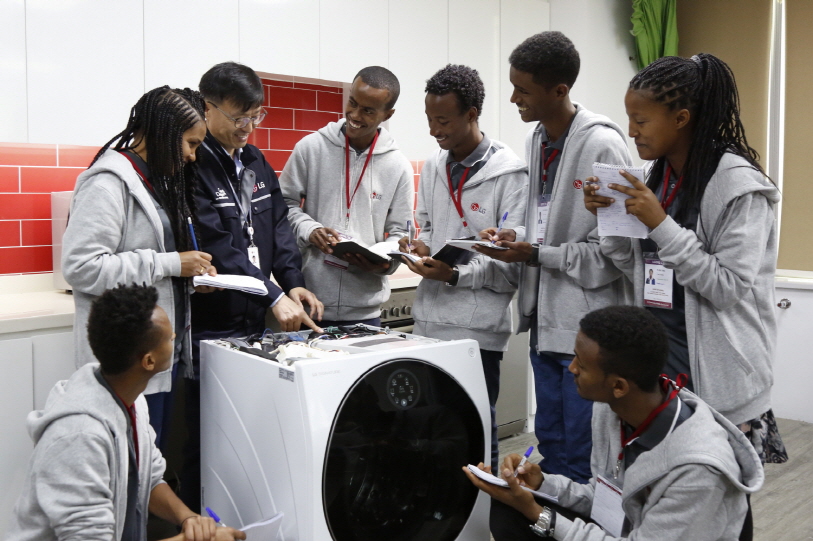 LG전자가 이달 3일부터 8일까지 에티오피아에 있는 'LG-KOICA 희망직업훈련학교'의 우수학생 7명을 두바이에 위치한 중동아프리카서비스법인에 초청해 해외 연수 기회를 제공하고 있다. 7일 학생들이 LG 시그니처 세탁기를 수리하는 방법에 대해 설명을 듣고 있다.ⓒLG전자 