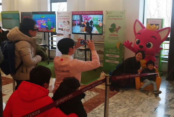 LG유플러스는 'U+tv 아이들나라'와 함께하는 뮤지컬 '핑크퐁과 상어가족의 겨울나라' 고객 초청 행사를 고객 1000여명이 참석한 가운데 성황리에 마무리했다고 10일 밝혔다.ⓒLG유플러스