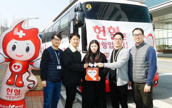 13일 삼성디스플레이 아산캠퍼스에서 열린 '사랑의 헌혈 캠페인'에 참여한 직원들이 헌혈증을 기증하고 있다. ⓒ삼성디스플레이
