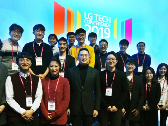2월 13일 오후 서울 강서구 마곡 LG사이언스파크에서 열린 'LG 테크 컨퍼런스'에서 구광모 LG 대표(사진 중앙)가 초청 인재들과 기념 사진을 찍는 모습