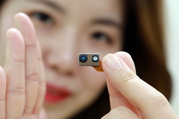 LG이노텍 직원이 최근 양산한 스마트폰 3D 센싱용 ToF 모듈을 선보이고 있다. ⓒLG이노텍