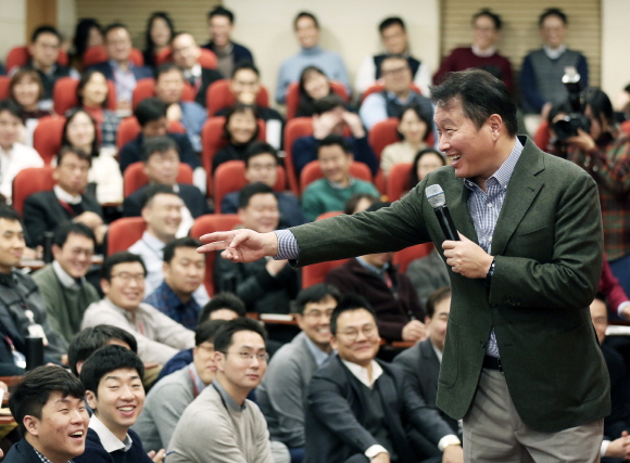 최태원 SK 회장이 지난달 8일 서울 종로구 SK서린빌딩에서 열린 '행복 토크'에서 구성원들과 행복키우기를 위한 작은 실천 방안들에 대해 토론하고 있다.ⓒSK