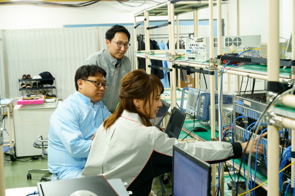 이달 초 일본 신가와사키에 위치한 후지쯔 연구소에서 KT, 후지쯔, 솔리드 연구원들이 5G 프론트홀 연동 테스트를 하고 있다.ⓒKT