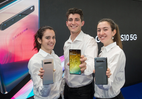 세계 최대 모바일 전시회 '모바일 월드 콩그레스(MWC) 2019' 개막을 이틀 앞둔 23일(현지시간) 5G 스마트폰 '갤럭시 S10 5G'를 소개하고 있다.ⓒ삼성전자