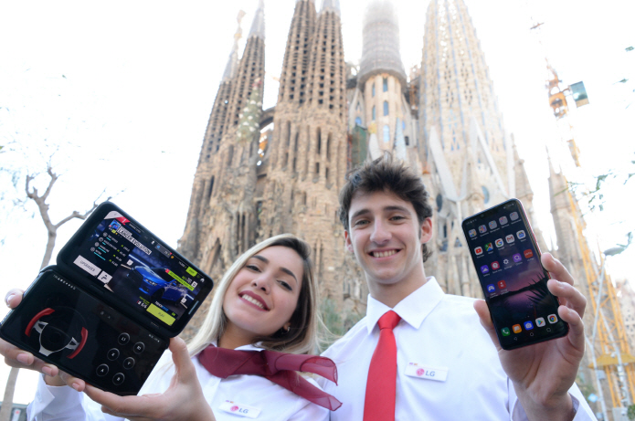 LG전자 모델들이 스페인 바르셀로나의 사그라다 파밀리아 성당에서 듀얼 스크린을 결합한 'LG V50 씽큐'와 LG G8 씽큐(왼쪽부터)를 소개하고 있다.ⓒLG전자 