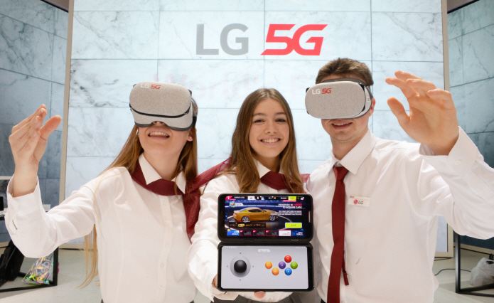 LG전자 모델들이 LG V50 씽큐로 가상현실(VR) 콘텐츠를 즐기고 있다.ⓒLG전자 