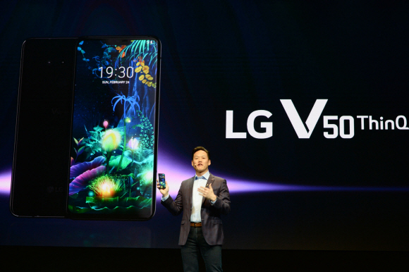 LG전자가 현지시각 24일 스페인 바르셀로나 '국제컨벤션센터(CCIB)'에서 5G에 최적화된 성능과 높은 안정성을 갖춘 LG V50 ThinQ, 4G 고객을 위한 새로운 경험을 끌어낸 LG G8 ThinQ를 동시에 공개했다. 사진은 LG전자 미국법인 프랭크 리(Frank Lee)가 LG V50 ThinQ를 소개하고 있다.ⓒLG전자