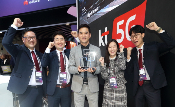 MWC 글로벌 모바일 어워즈 2019에서 수상한 지니페이 관계자들이 수상을 기뻐하고 있다.(사진 가운데 KT AI 사업담당 임채환 상무).ⓒKT