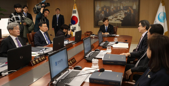 한국은행이 28일 금융통화위원회를 열고 기준금리를 현 수준인 연 1.75%로 유지하기로 결정했다.ⓒ연합