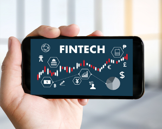 휴대전화 번호만으로 돈을 보내고, 분산된 각종 금융 자산을 한눈에 보여주는 핀테크(Fintech) 앱은 이제 편리한 기능을 넘어 금융소비자들의 필수 앱이 됐다.ⓒSKTinsight