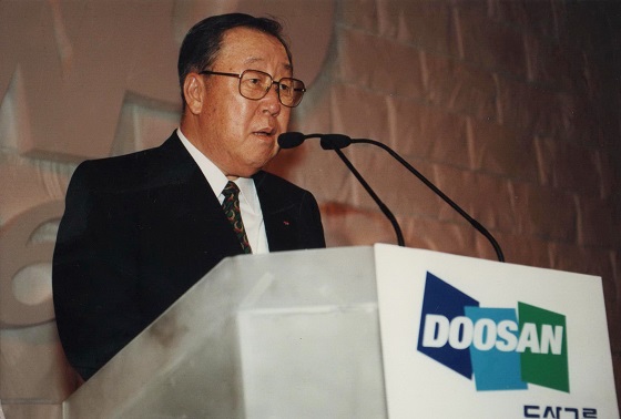 1996년 8월 두산그룹 창업 100주년 축하 리셉션에서 인사말을 하고 있는 고(故) 박용곤 명예회장.ⓒ
