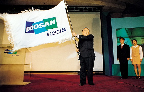 1996년 5월 두산그룹 신 CI 선포식에서 새로운 심벌이 새겨진 그룹기를 흔들고 있는 박용곤 명예회장.ⓒ두산그룹