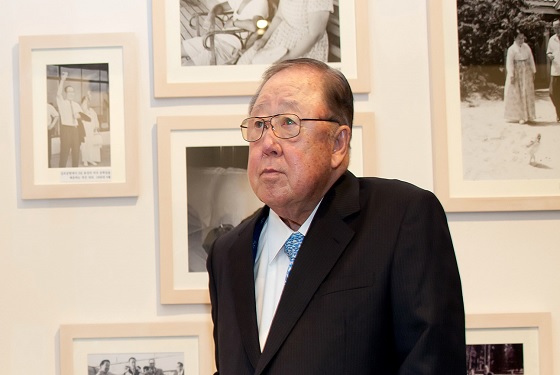 자넌 2010년 10월 선친 박두병 선대회장 탄생 100주년 기념사진전을 둘러보고 있는 박용곤 명예회장.ⓒ두산그룹