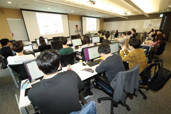 지난해 5월 성남시 분당구 KT 그룹인력개발원 인공지능 교육센터에서 AI아카데미에 참여한 교육생들이 AI 분야의 강의를 듣고 있다.ⓒKT