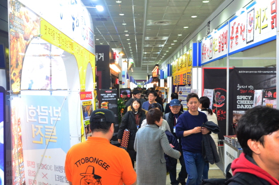 42회 프랜차이즈 서울 박람회를 찾은 관람객들이 부스를 살펴보고 있다.